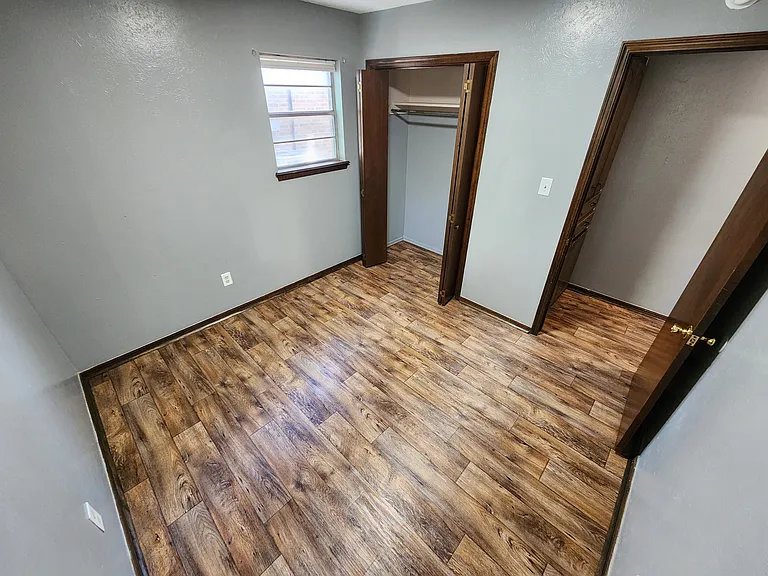 924 Crestview St — Photo 6