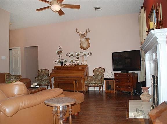 3rd image of 1012 Mark Twain Dr