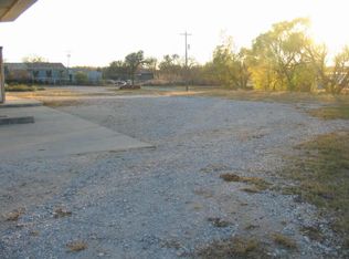 807 13th St, Bridgeport, TX 76426