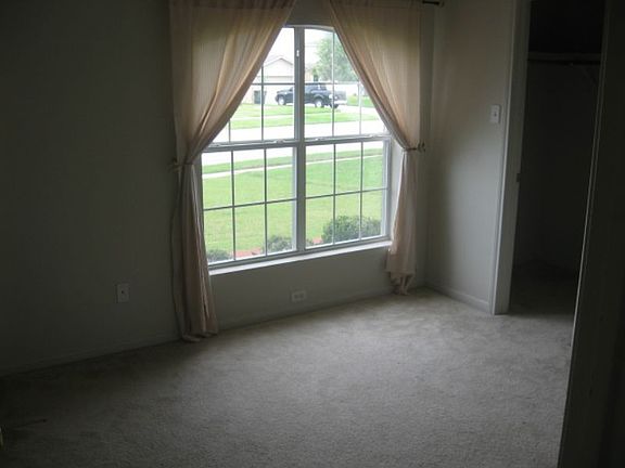 4th image of 4211 Rainlily St