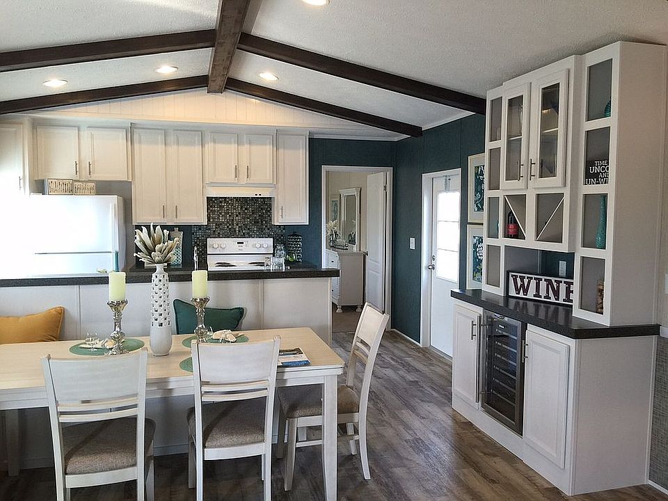 Spacious dining rm/kitchen