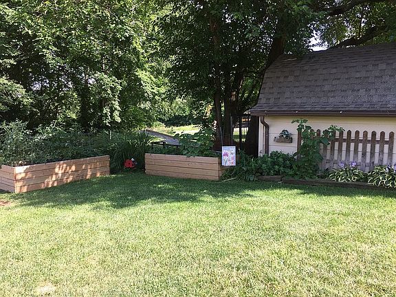 2 garden boxes and shed