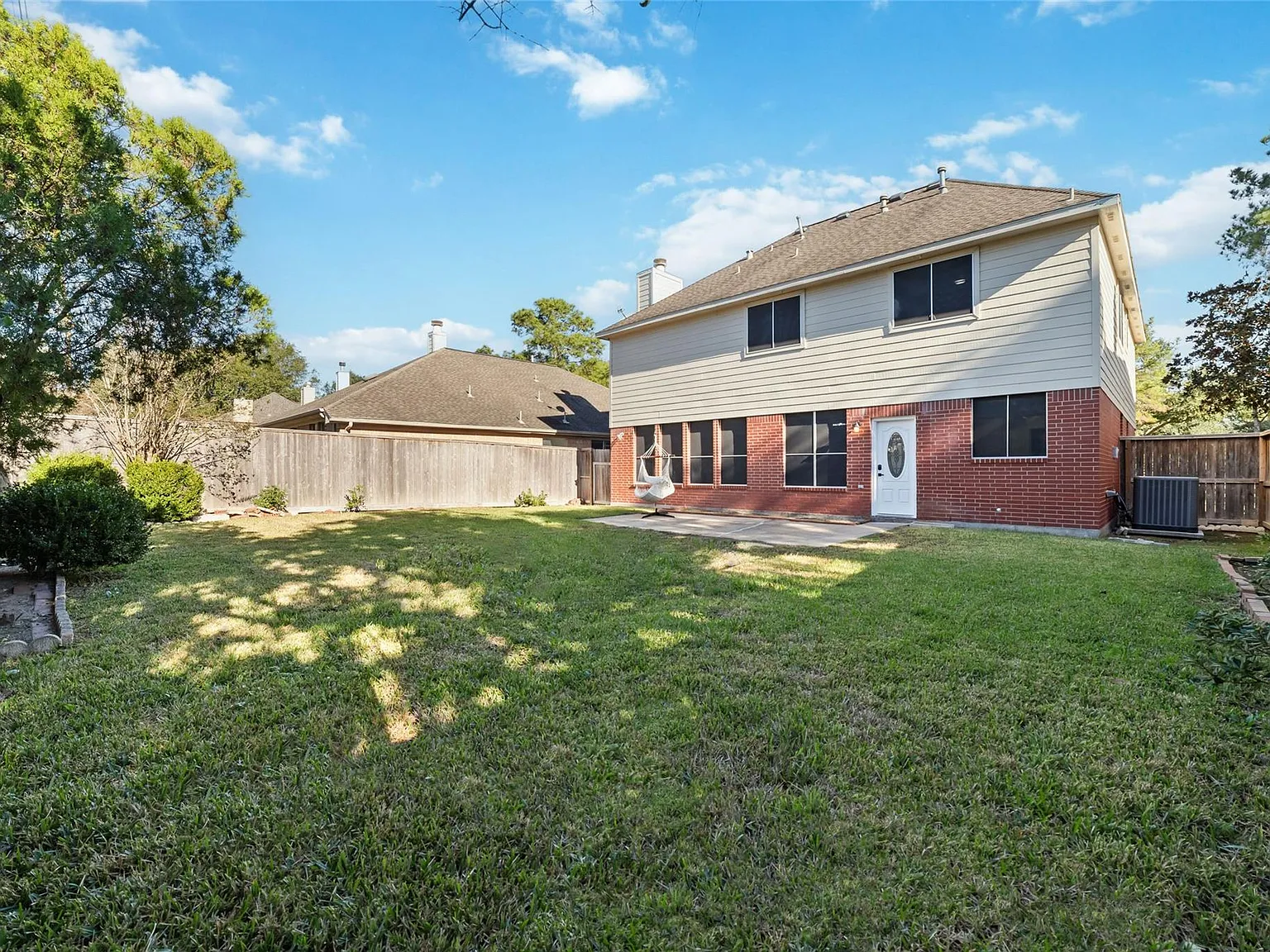 5 bed, 2.5 bath, 2700 sqft, $2,950 — Photo 2