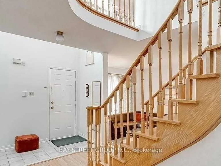 3177 Colonial Dr #UPPER1 — Photo 2