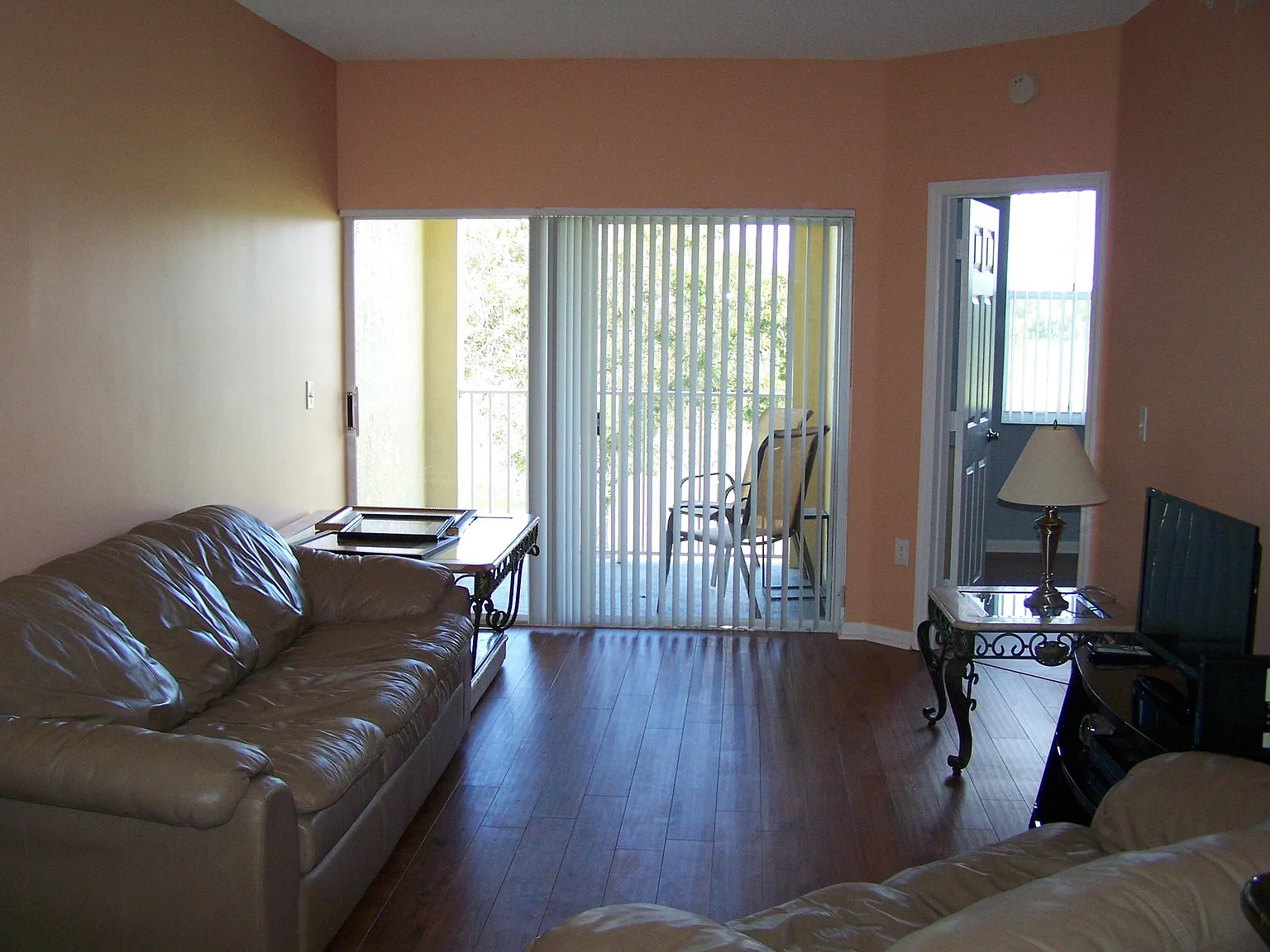 3 bed, 2.0 bath, 1113 sqft, $4,000 — Photo 2