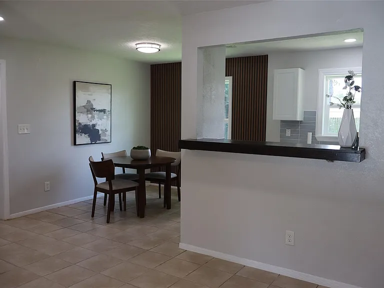 302 Delta St — Photo 3