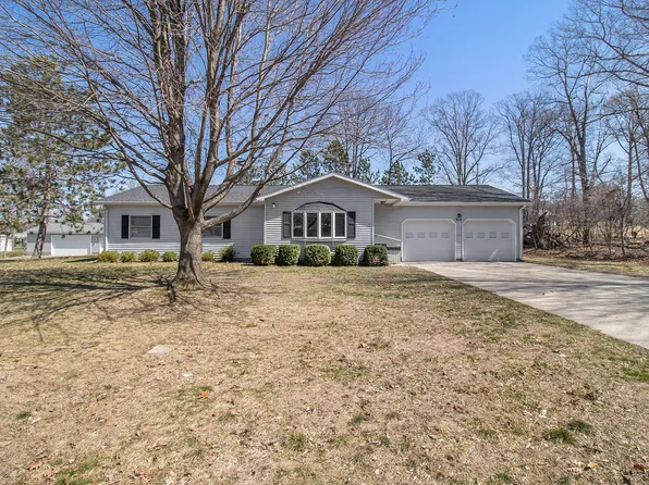 910 N Delia St, Ludington, MI 49431