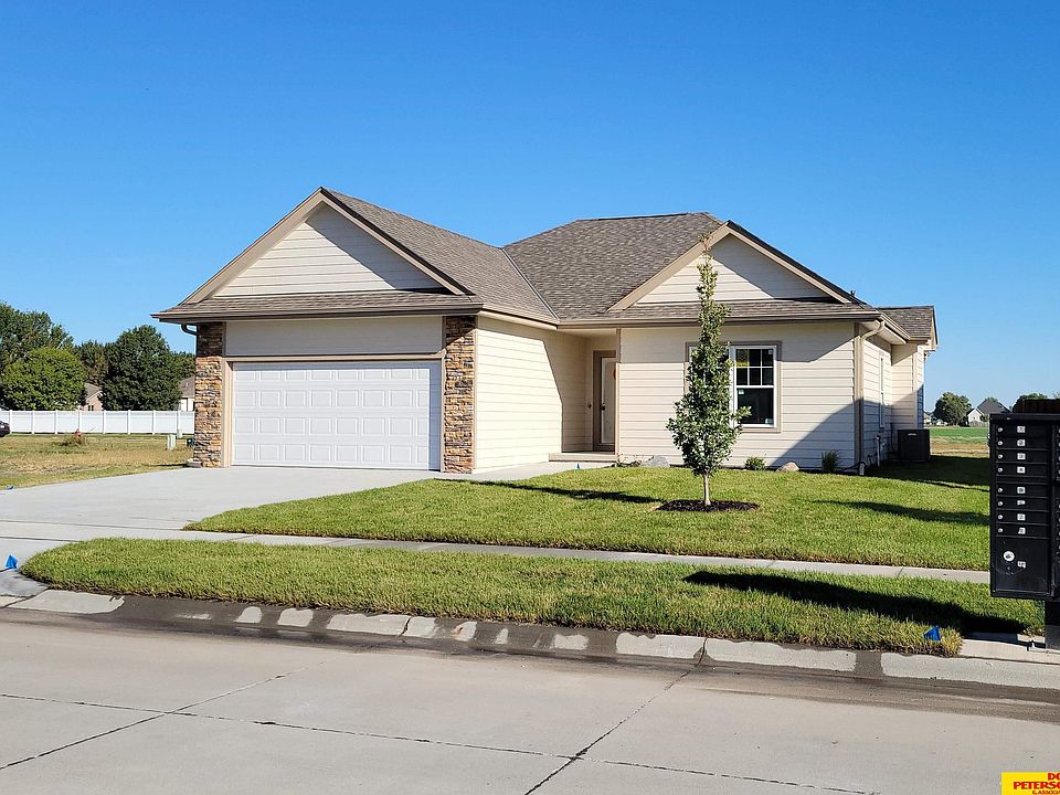 1st image of 3058 Aurora Dr