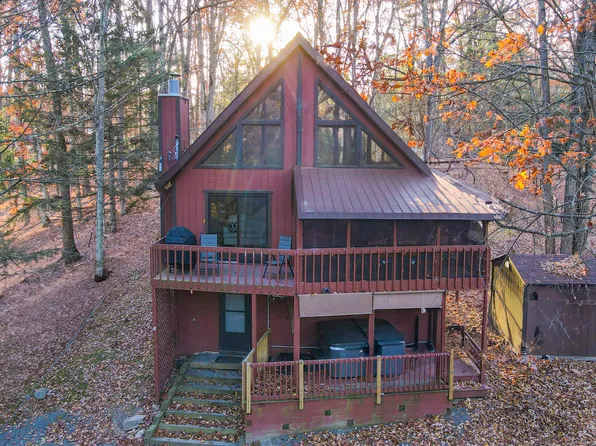 26 Lakeside Dr, Lakeville, PA 18438