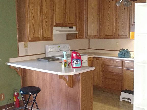 2nd image of 936 N Parkview Cir