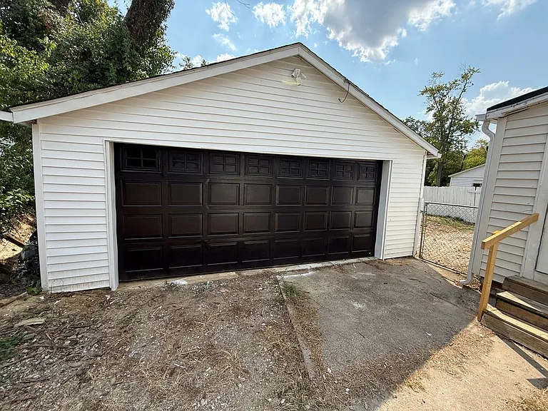 905 Vanderburgh Ave — Photo 2
