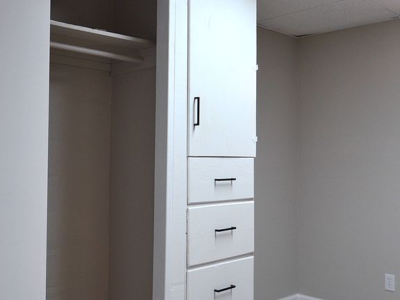 Bedroom Closet_04122022