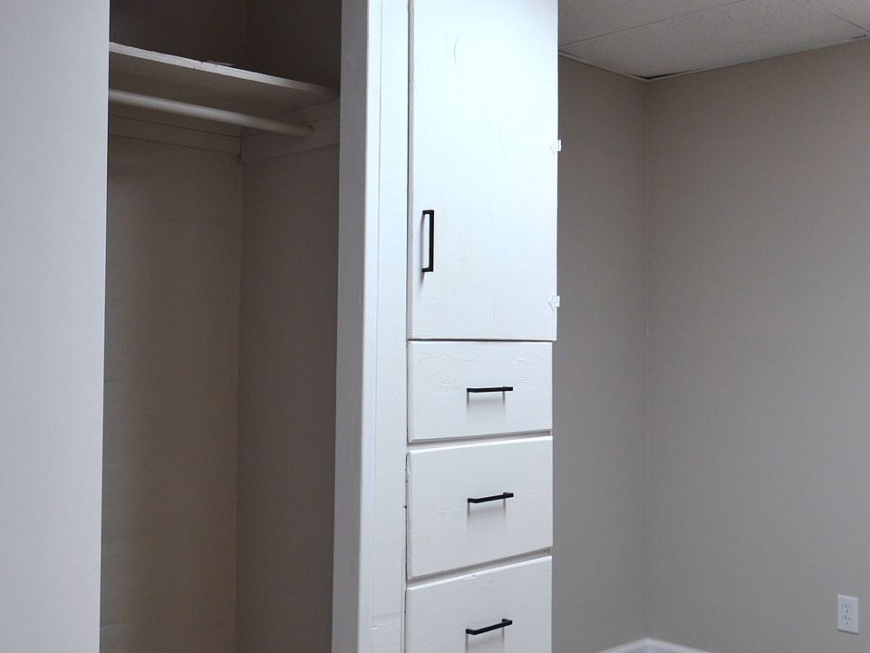 Bedroom Closet_04122022