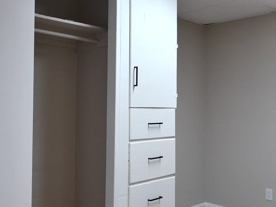 Bedroom Closet_04122022