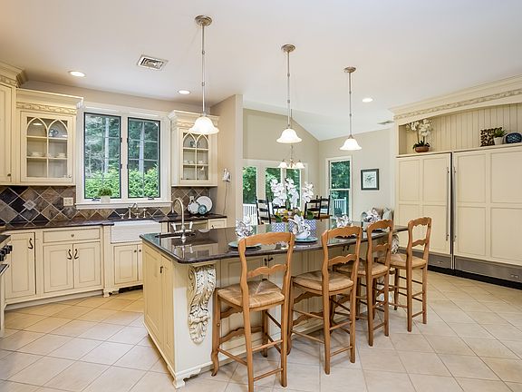 4th image of 229 Old Schoolhouse Ln