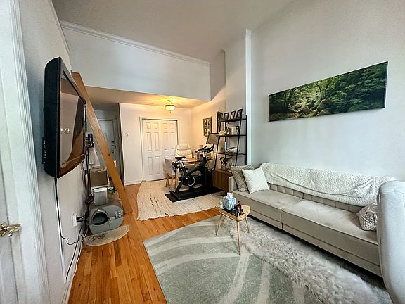 2nd image of 28 W 96th St APT 3