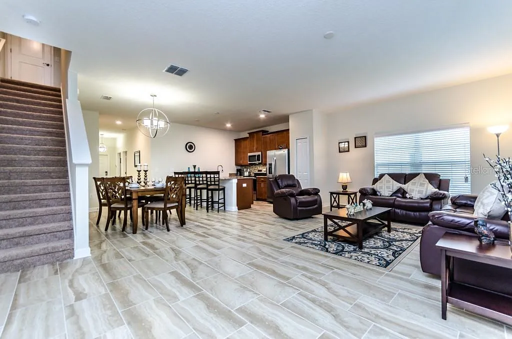 5 bed, 4.0 bath, 2072 sqft, $2,800 — Photo 3