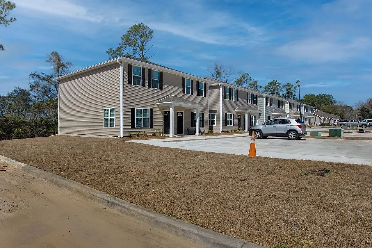 3 bed, 1308 sqft, $1,595 — Photo 1