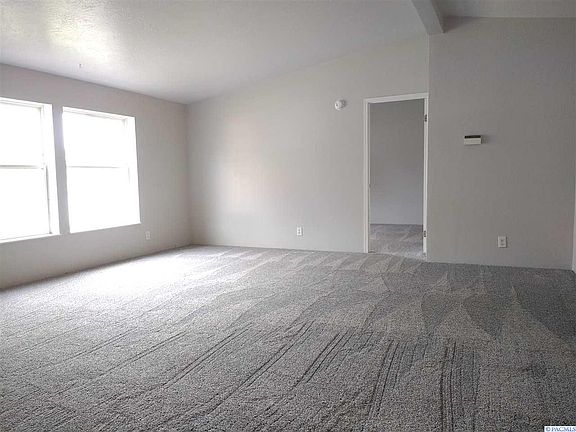 3rd image of 613 Winslow Ave
