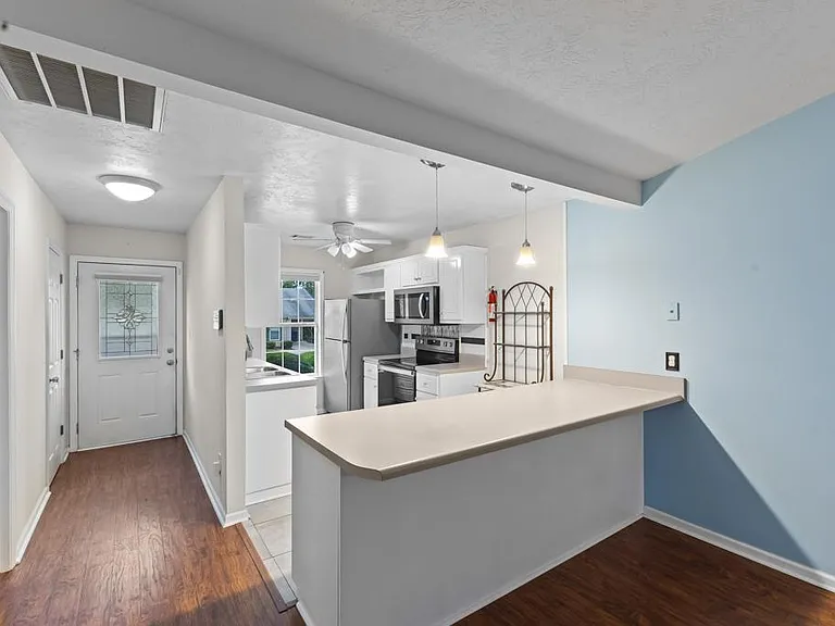 210 New Haven Ln SW — Photo 3