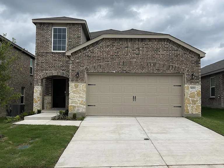 825 Breakwater Dr — Photo 1