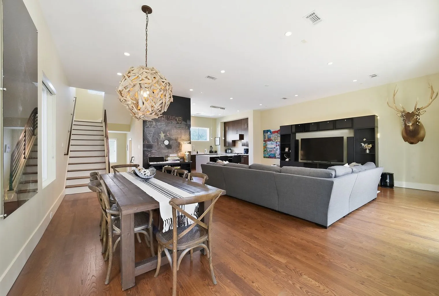 2 bed, 2.5 bath, 2594 sqft, $4,299 — Photo 3
