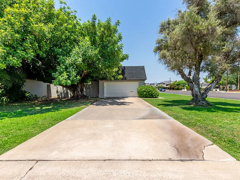 3160 E Hazelwood St — Photo 23