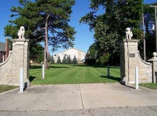 507 Lake Shore Ln, Grosse Pointe Woods, MI 48236