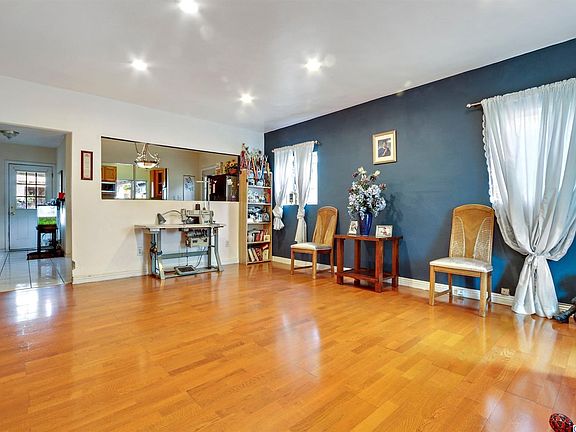 4th image of 5133 Meridian St