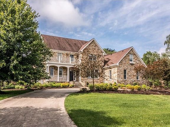 2nd image of 205 Lakevue Dr
