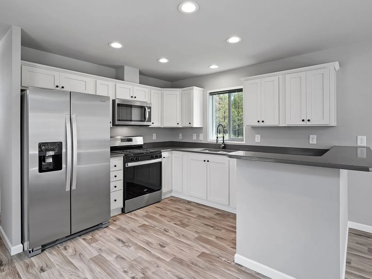 Modern 2 Bedroom, 1 Bathroom Home New Community, Standalone Units — Photo 3