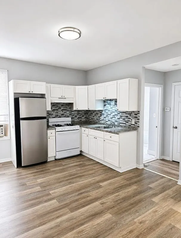 2 bed, 1.0 bath, 780 sqft, $1,900 — Photo 2