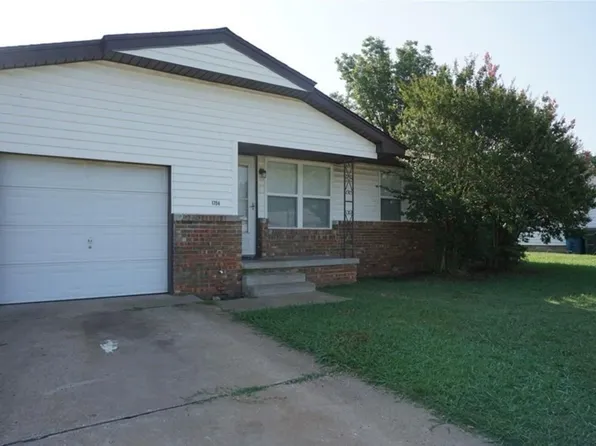 1704 Serenade Dr, Midwest City, OK 73130