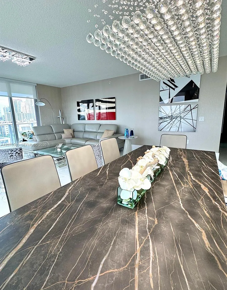 Parque Towers Condo — Photo 2