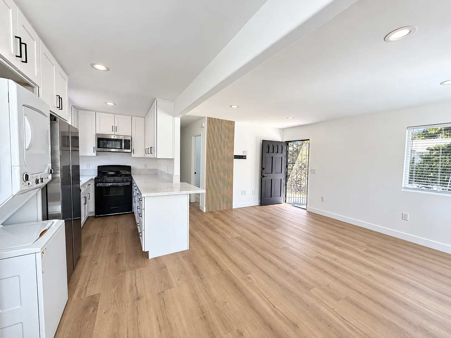 3 bed, 900 sqft, $3,250 — Photo 3