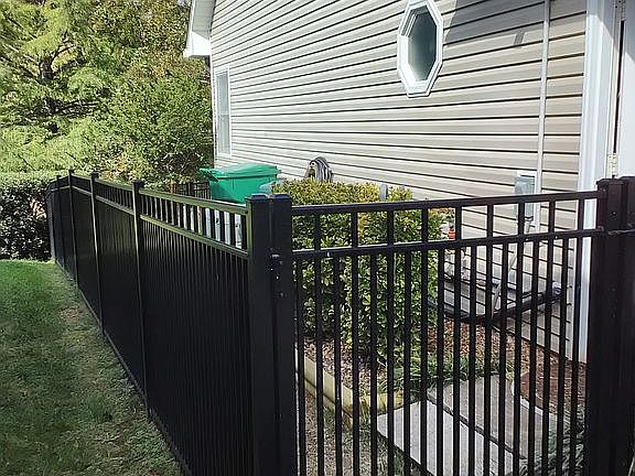  fence/2 gates/steps to back