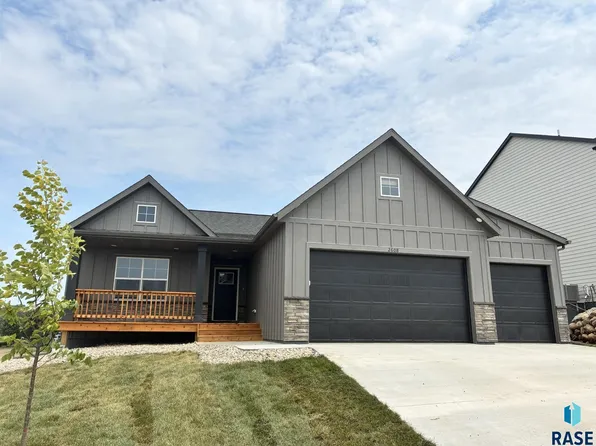 2608 S Copper Creek Ave, Sioux Falls, SD 57110
