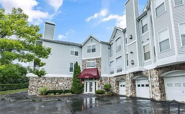 2 bed, 1039 sqft, $1,906 — Photo 1