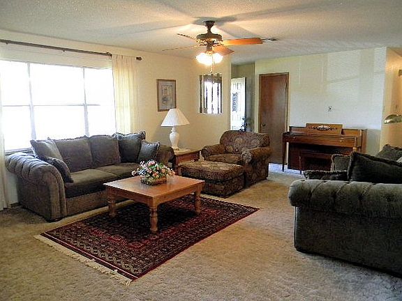 5th image of 216 W Driftwood Dr