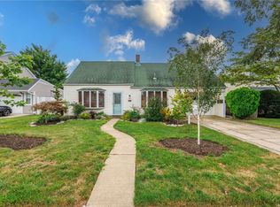 33 Oaktree Ln, Levittown, NY 11756