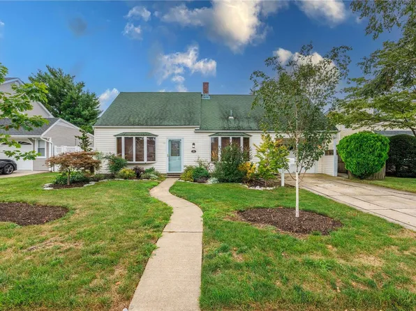 33 Oaktree Lane, Levittown, NY 11756