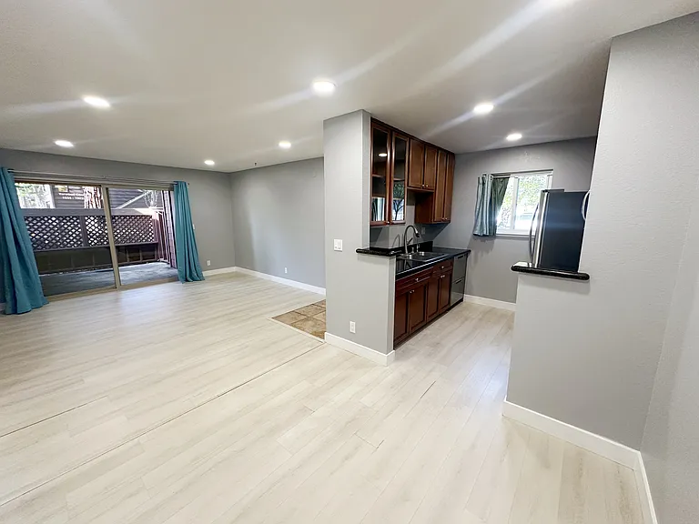 1076 Yarwood Ct — Photo 6