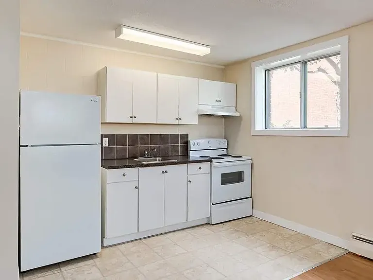 510 Robert St E — Photo 19
