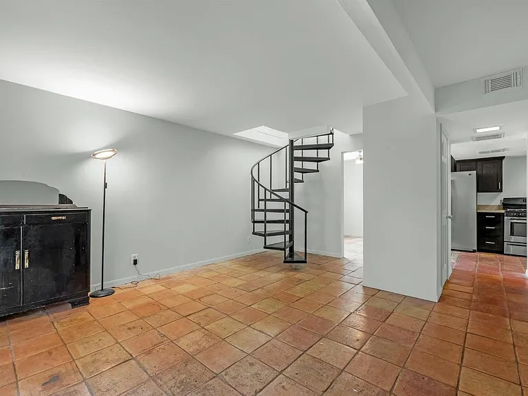 2415 Columbia St — Photo 3