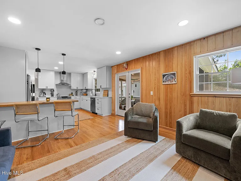 202 Windemere Rd — Photo 45