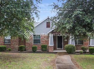 878 W Wintergreen Rd, Lancaster, TX 75134