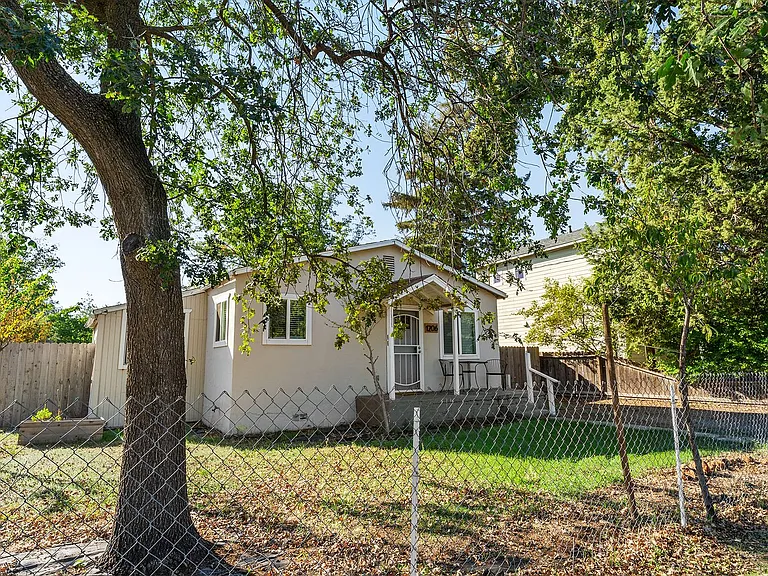 1206 Guill St — Photo 13