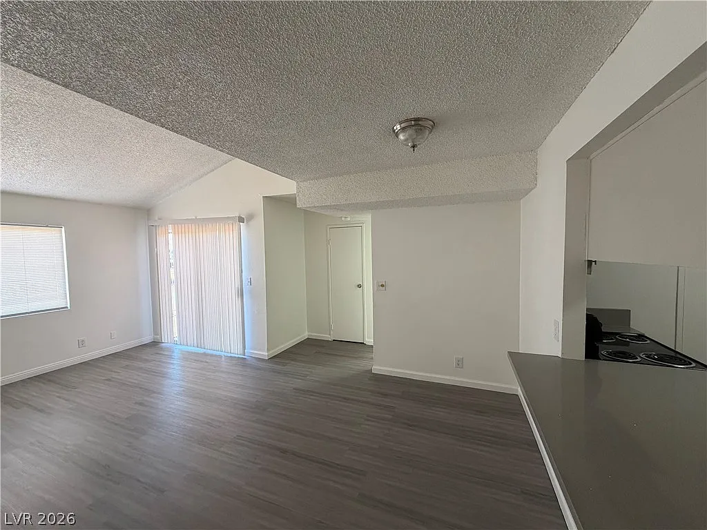 3 bed, 2.0 bath, 3844 sqft, $1,690 — Photo 3