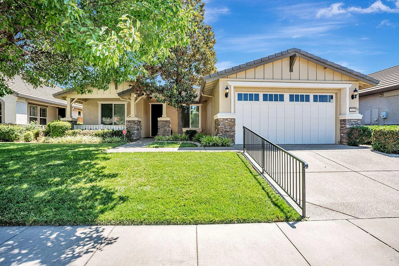 7628 Chatsworth Cir photo 1