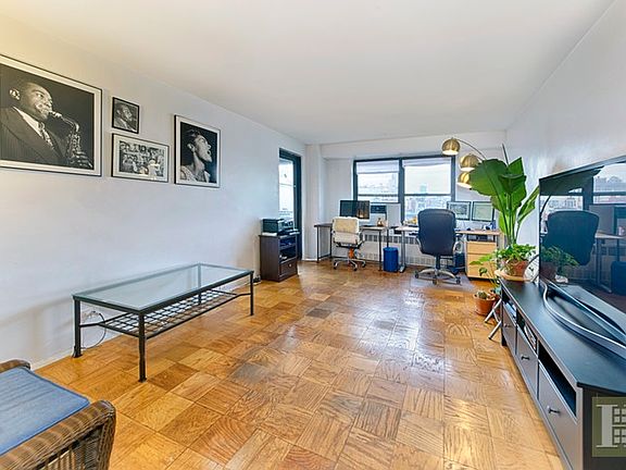 2nd image of 385 Grand St APT L807